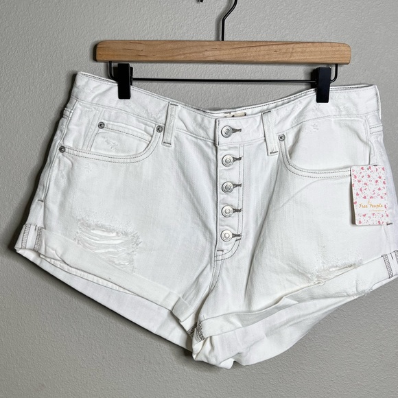 Free People Romeo Rolled Cut Off Button Fly Short in White Style OB1071936 - Picture 5 of 16